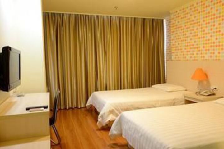 Room 4 of 7