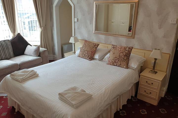 Room 2 of 4