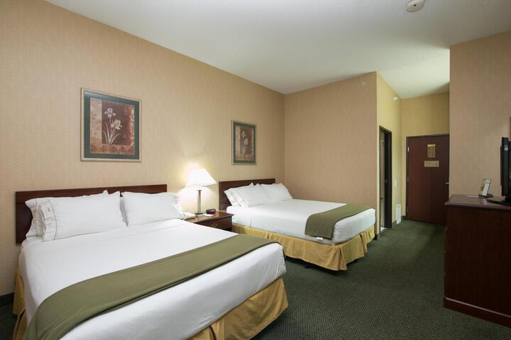 2 Queen Beds Microwave and Refrigerator Full Breakfast (1 of 7)