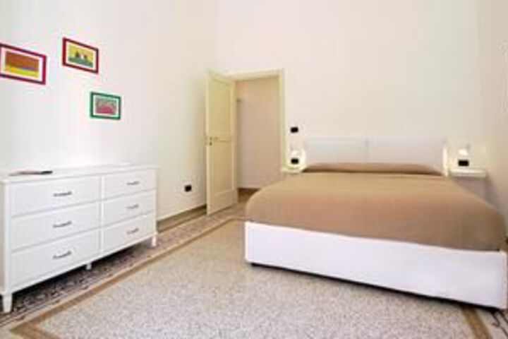 Room 4 of 9