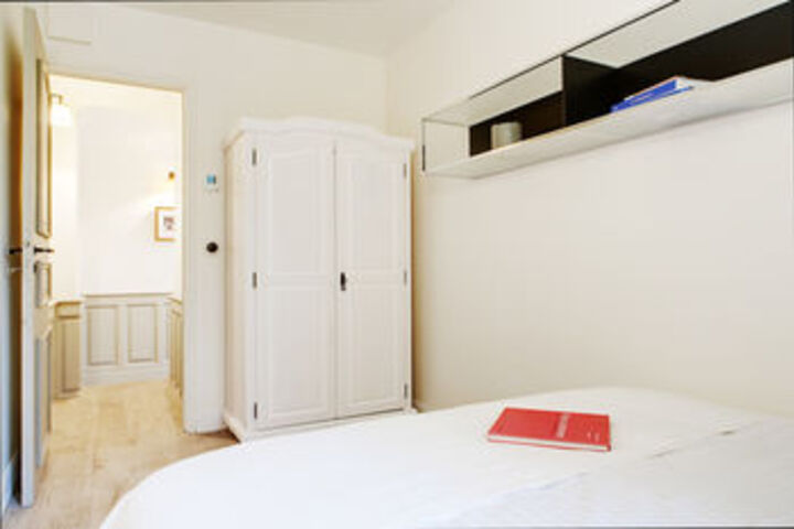 Room 32 of 51