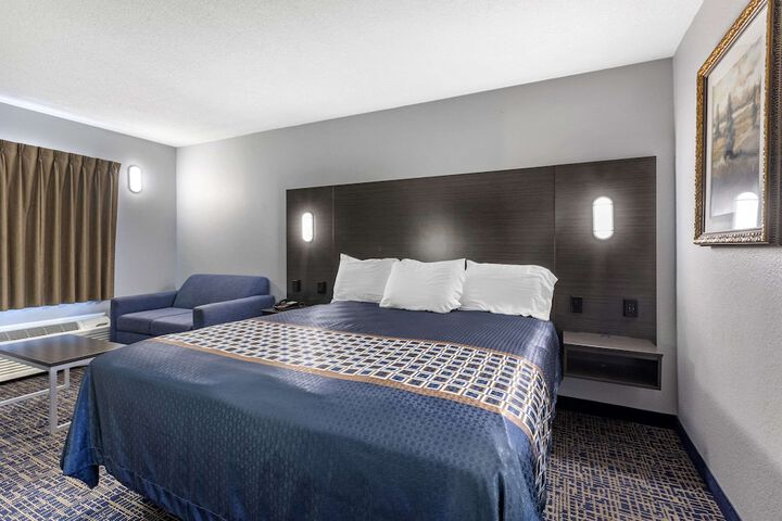 1 King Bed (5 of 7)