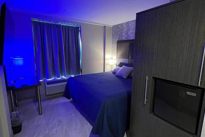 Deluxe Queen Bed (7 of 8)