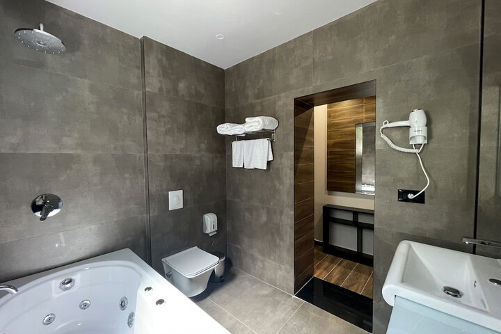Room 105 of 121
