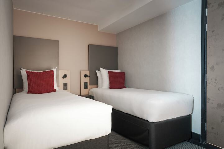 Room 12 of 62