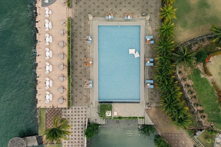 Hotel Pool