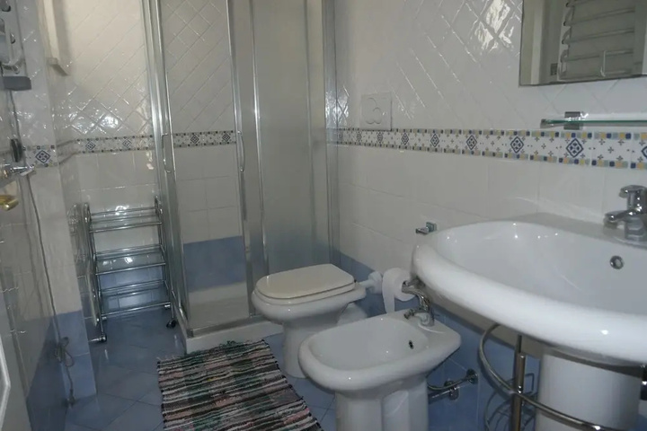 Room 4 of 7