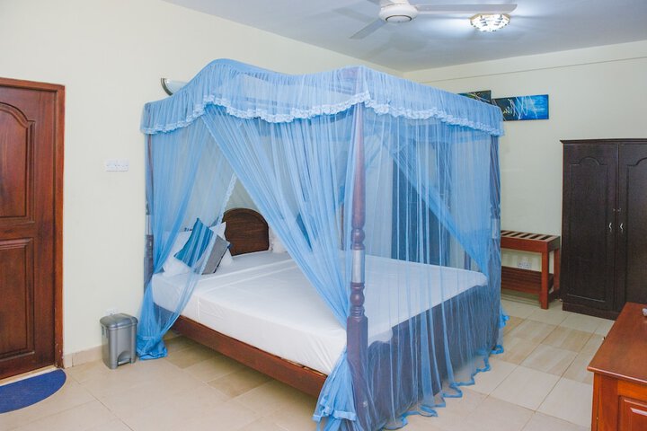 Room 7 of 32
