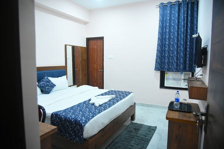Room 10 of 33