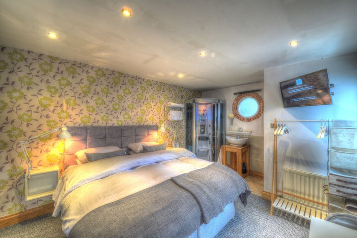 Room 2 of 3