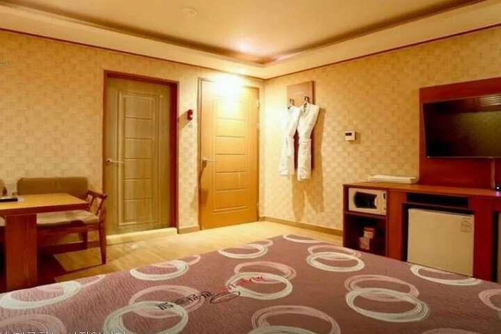 Room 6 of 14