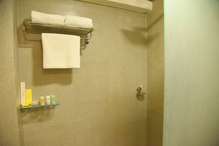 Room 9 of 18