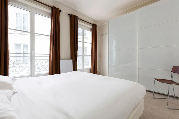Room 2 of 10