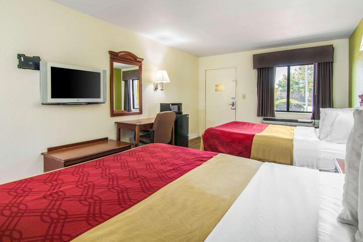 2 Queen Beds (7 of 8)
