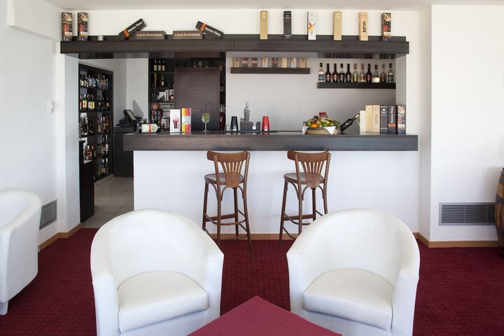 Lounge 68 of 86
