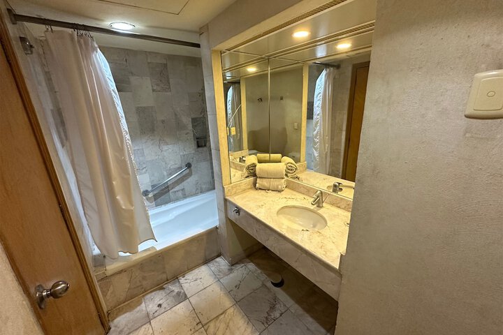 Room 33 of 49