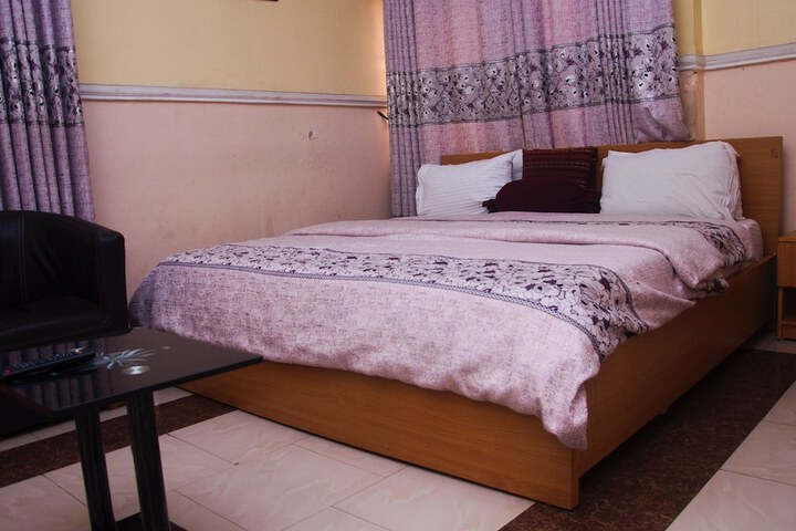 Room 6 of 18