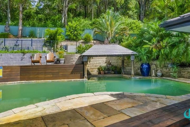 Splendour Hideaway - Luxury pool at Caves Beach