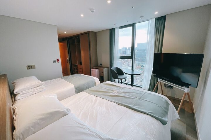 Room 10 of 33