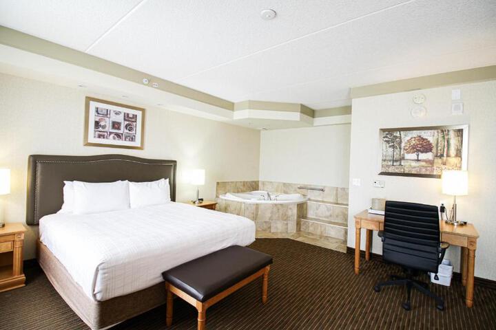 Deluxe Room 1 King Bed with Sofa Bed (3 of 9)