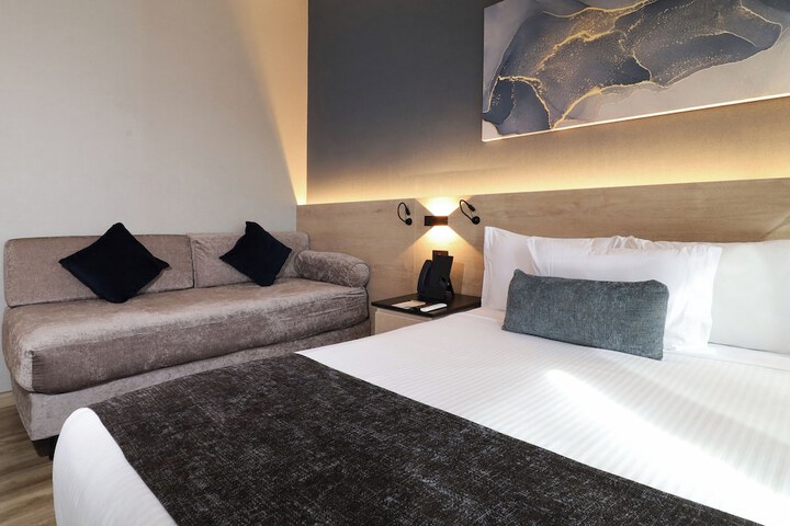 Room 33 of 118