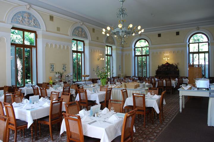 Dining 29 of 59