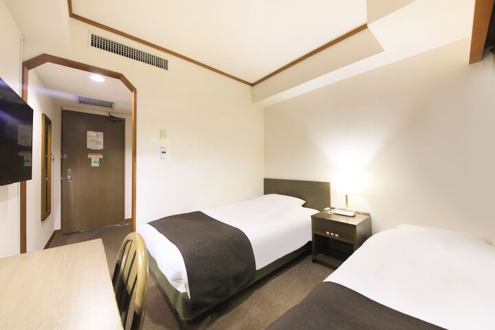Room 10 of 32