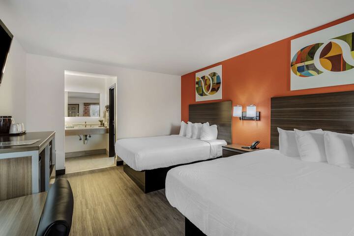 2 Queen Beds Microwave and Refrigerator WiFi Continental Breakfast (4 of 21)