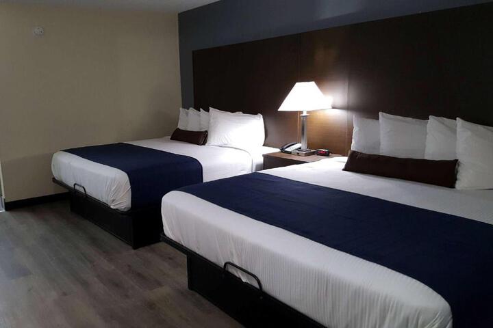 2 Queen Beds (12 of 15)