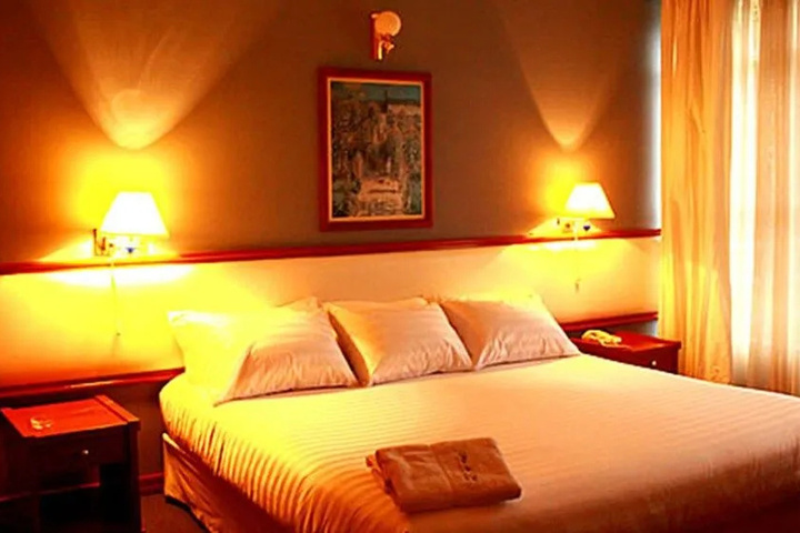 Room 5 of 12