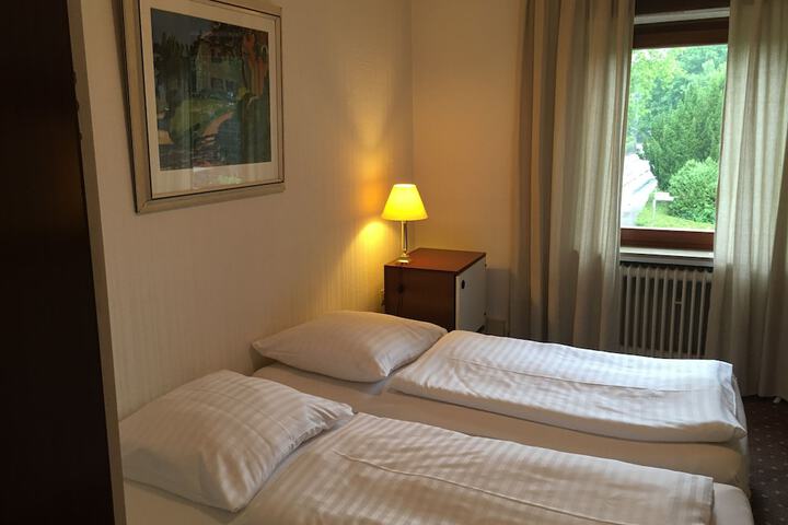 Room 2 of 33