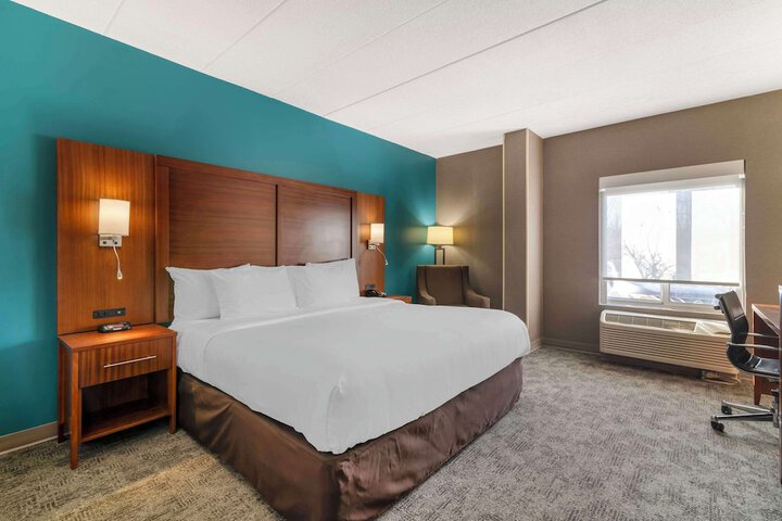 1 King Bed (12 of 15)
