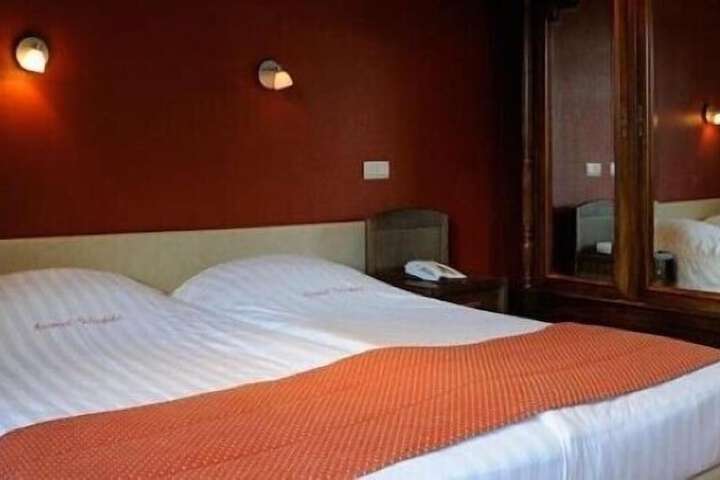 Room 6 of 40