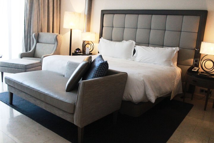Room 8 of 200