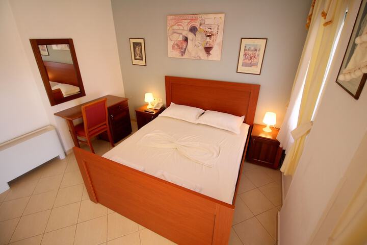 Room 16 of 177