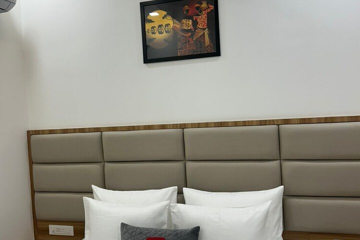 Room 6 of 13
