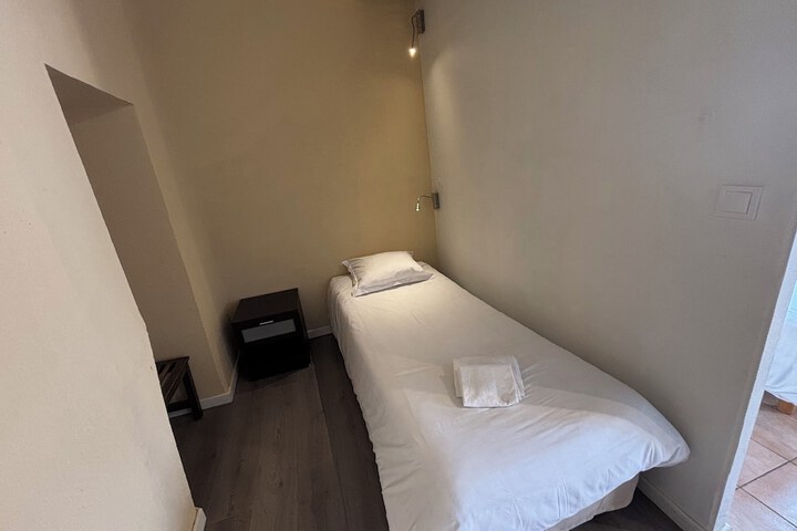 Room 15 of 27
