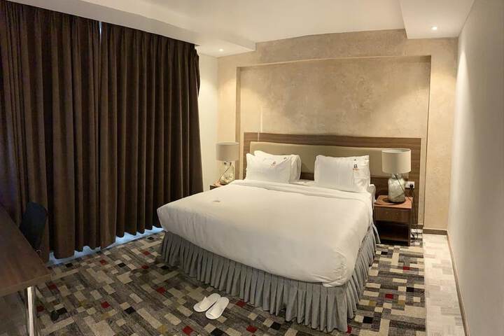 Room 10 of 32