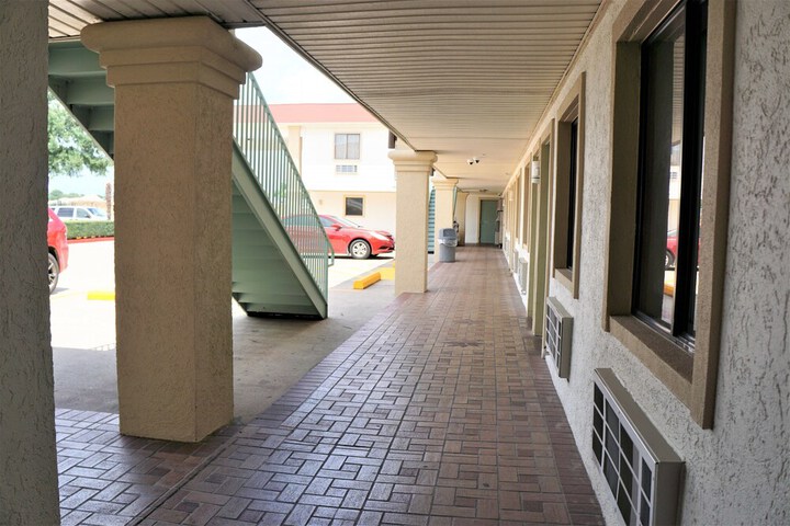 Ballroom/Hall 34 of 40