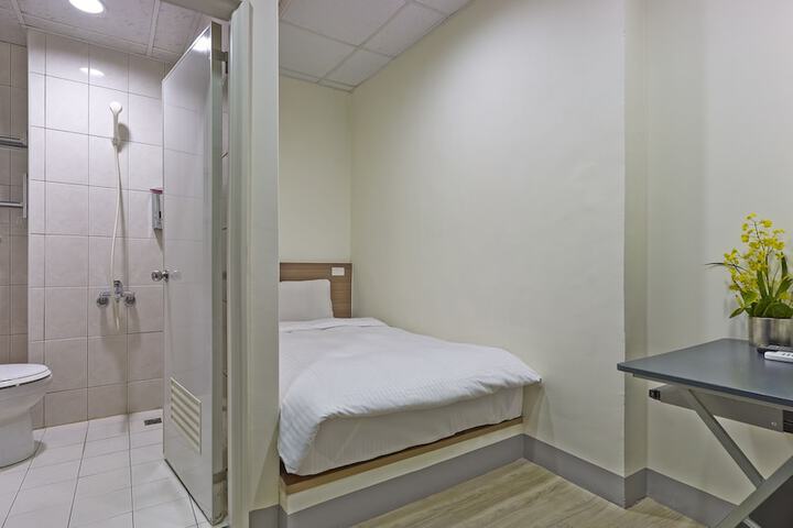 Room 13 of 31