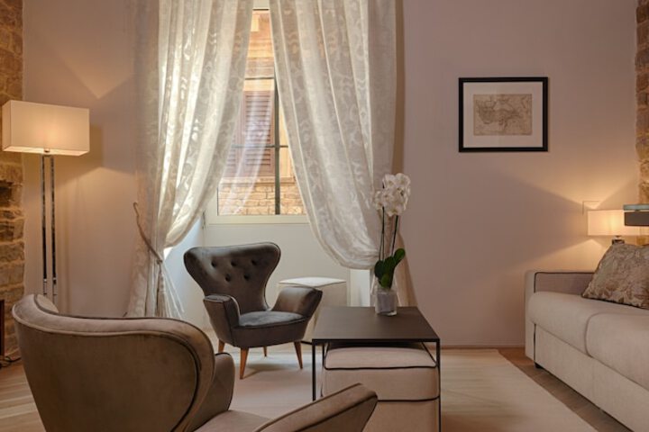 Room 43 of 102
