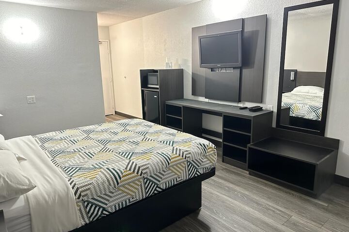 1 Queen Bed (1 of 7)