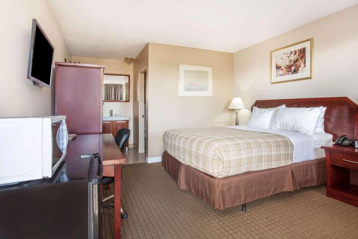 1 Queen Bed