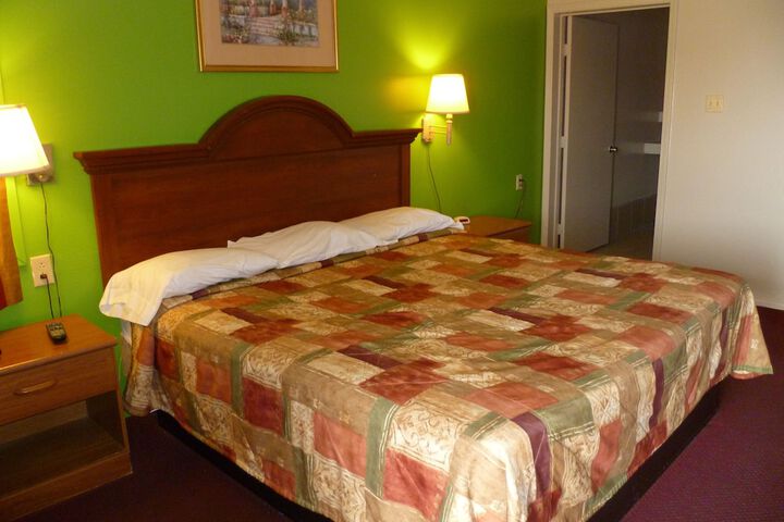 Room 10 of 33