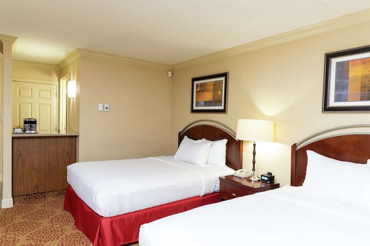 2 Queen Beds (10 of 13)