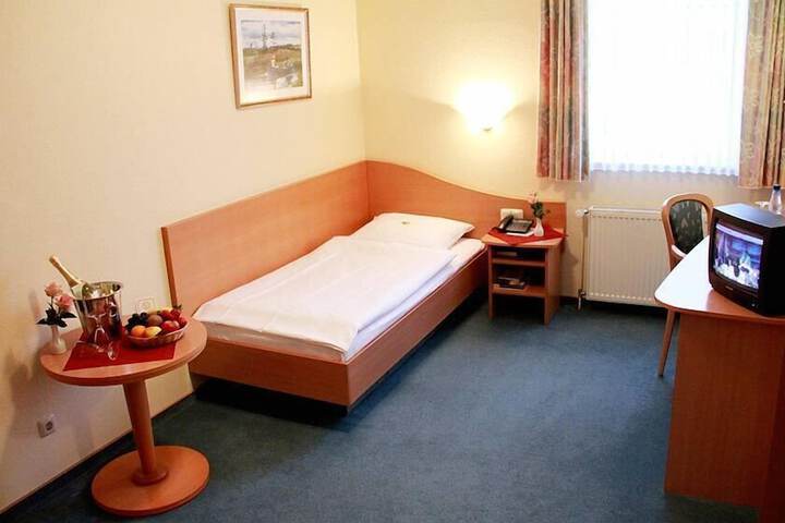 Room 7 of 12