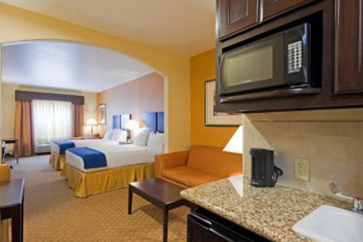 Suite 12 of 40
