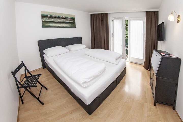Room 8 of 33