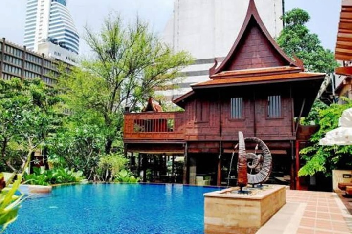Hotel Pool