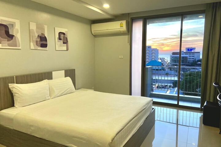 Room 10 of 32